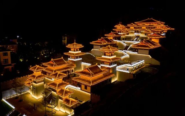广西宁明骆越文化宫夜晚在亮丽灯光的映射下犹如西藏的布达拉宫绚丽