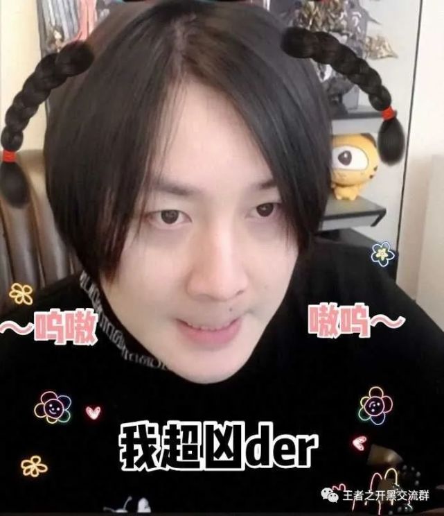 一,始于搞笑起初张大仙也只是个小主播,那时候在企鹅,凭着独特的风格