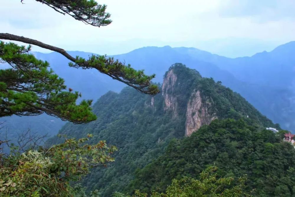 舒城縣的萬佛山,過去一直不瞭解,隱隱約約中,是個籍籍無名的小山,據說