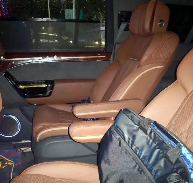 二排两个独立沙发座椅的中间还有宽大的通道,可以方便进出第三排空间