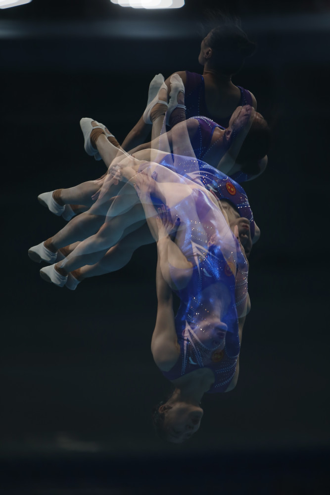 9月6日,福建队选手刘灵玲(右)和教练员昝杰在颁奖仪式上,刘灵玲以55.