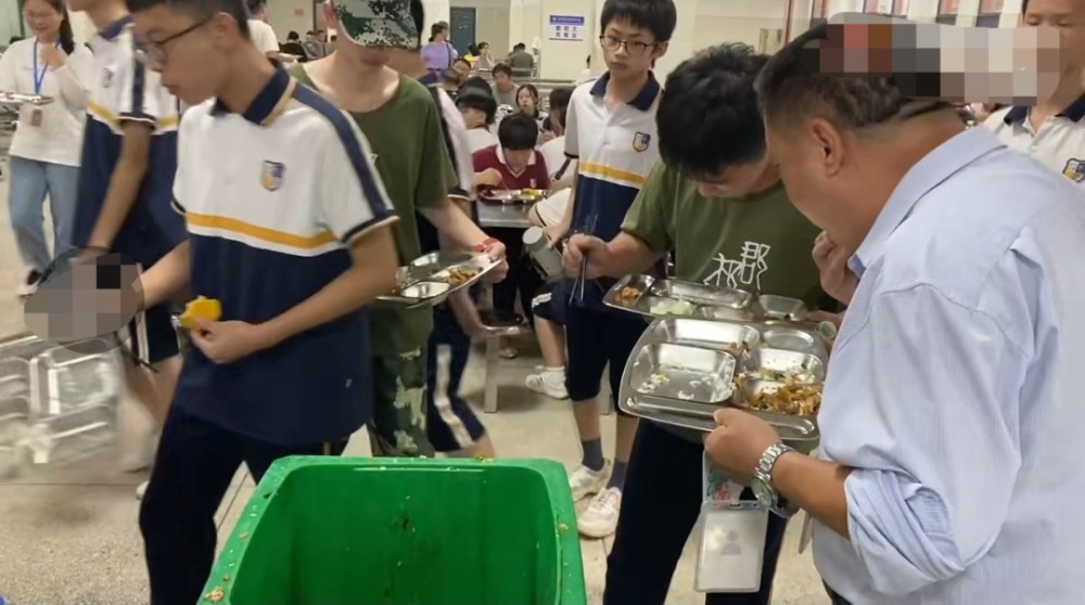 永州一校长守在食堂垃圾桶旁吃学生们的剩菜，引导大家不浪费食物