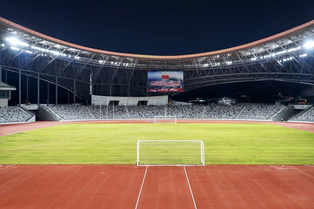 体育场内的足球场.  南方  杨立轩 拍摄