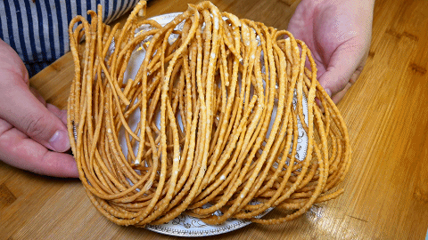 要说馓子做成的哪道菜肴我最喜欢,还是要属"丝瓜馓子汤",这道汤的特点