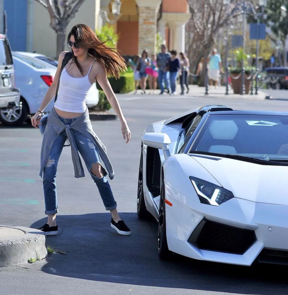 卡戴珊家族最穷的成员kendall的车库也是满满的凡尔赛