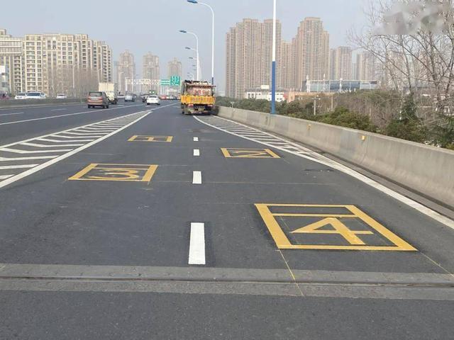 2车道合并为1车道,谁优先由拉链式通行规则定