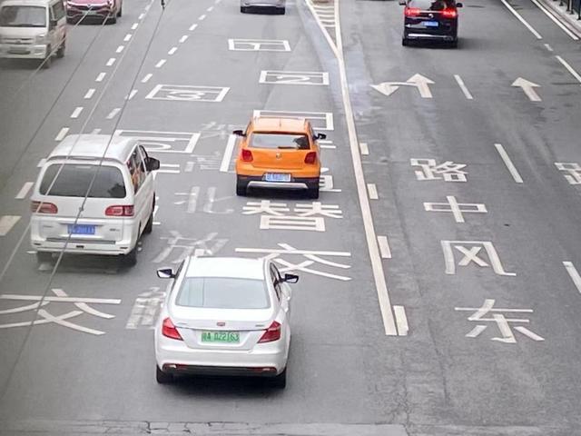 2车道合并为1车道谁优先由拉链式通行规则定