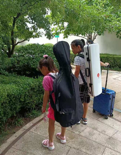 岳云鹏小女儿近照曝光,表演大提琴古灵精怪,和姐姐越来越像双胞胎