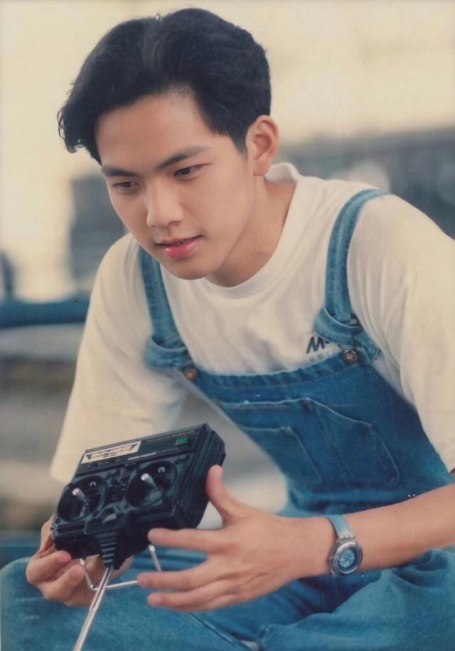 并且可能很多人忽略了钟汉良的骨骼感重点在眉骨位置,面部的骨骼感