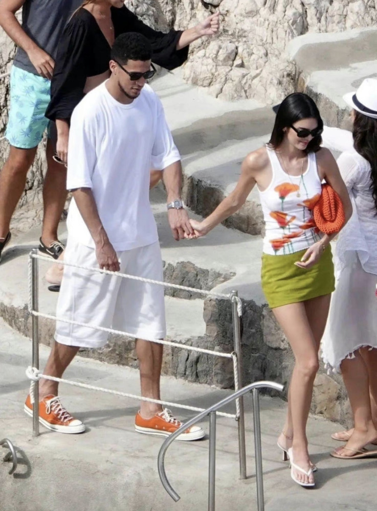 布克詹娜再现身十指相扣太甜蜜最甜情侣上线布克不用训练吗