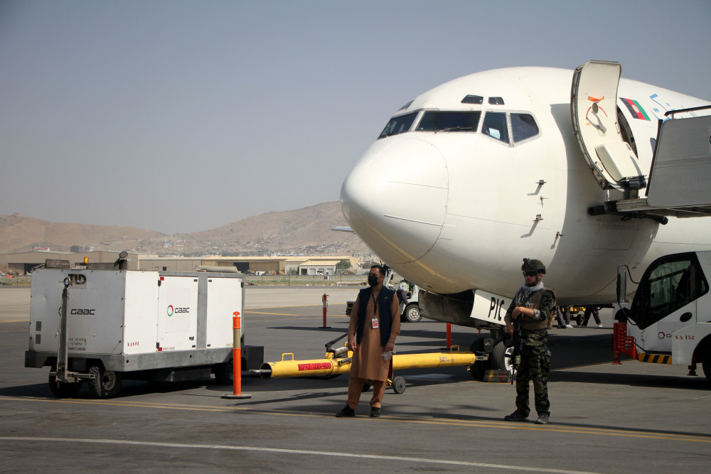 这是9月6日在阿富汗喀布尔国际机场拍摄的阿里亚纳航空公司的航班.