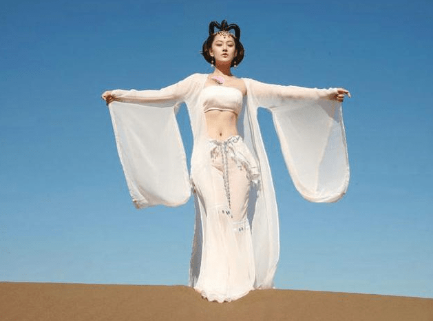 张馨予14年前拍戏旧照曝光,古装扮相在沙漠热舞,网友:太敬业了