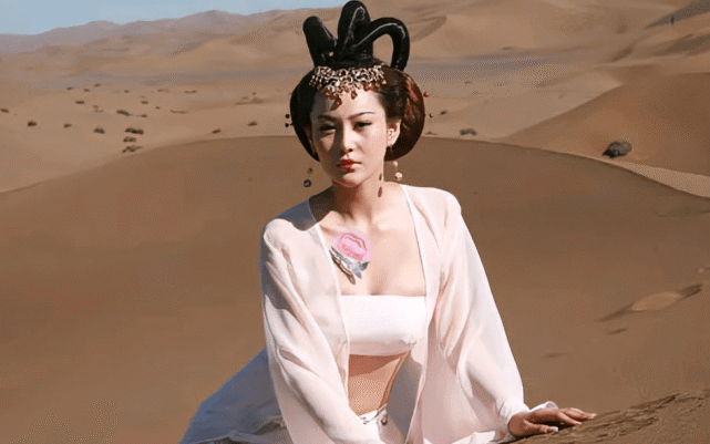 张馨予14年前拍戏旧照曝光,古装扮相在沙漠热舞,网友:太敬业了