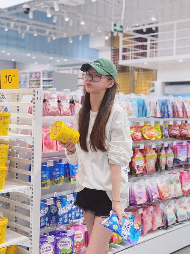 马凡舒下班后逛超市卫衣配短裤打扮甜美身材央视主持人里难找