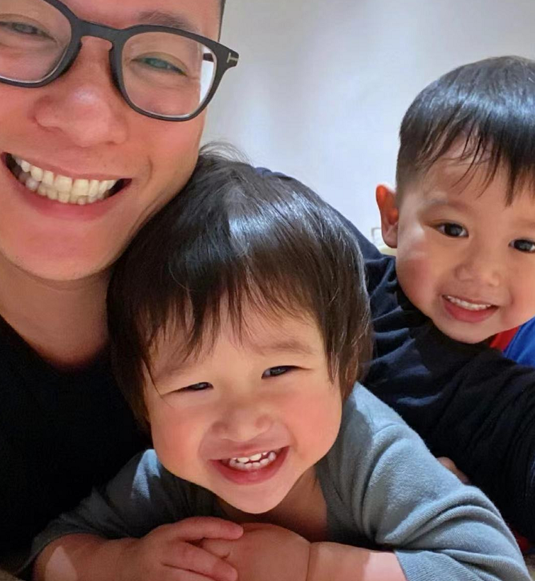 胡杏儿全家出镜为三胎儿子庆百天,李奕宏正面曝光,酷似哥哥李奕霆