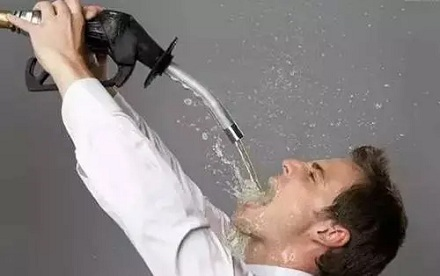 趣知识:大口灌水很伤心脏?