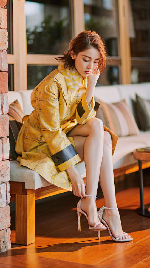 因为娜扎长得高,所以现在给娜扎拍写真基本上都会拍出娜扎的全身照.