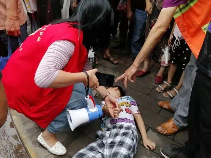 疫情防控现场一小男孩突然晕倒,工作人员及时将其送医已无大碍_腾讯