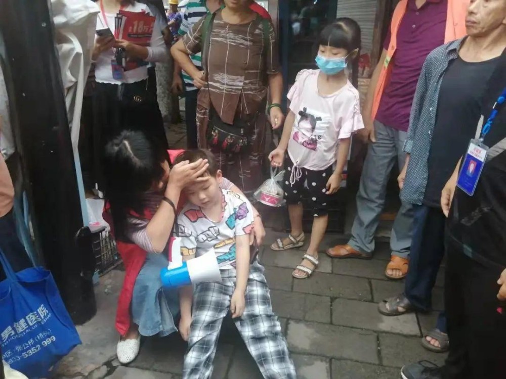 疫情防控现场一小男孩突然晕倒,工作人员及时将其送医已无大碍_腾讯