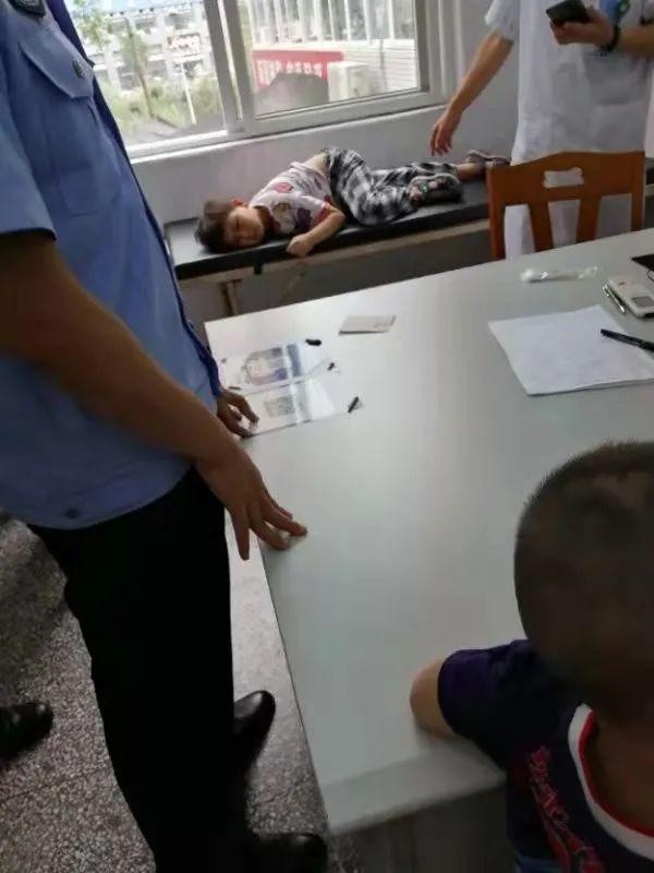 疫情防控现场一小男孩突然晕倒工作人员及时将其送医已无大碍