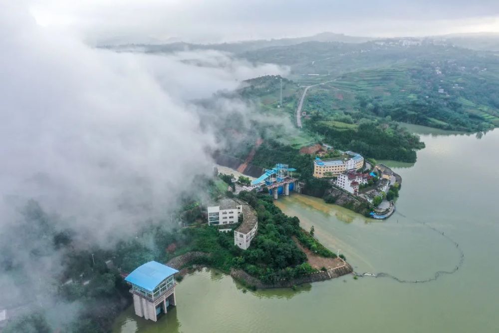 洛阳连日秋雨后,陆浑水库惊现平湖流云景观