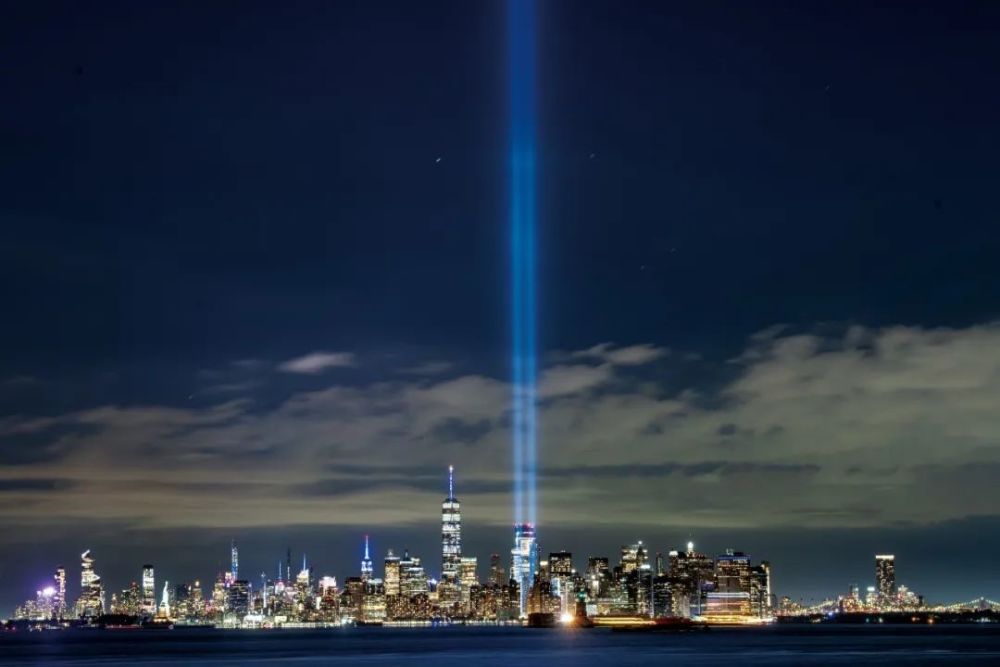 2020年9月11日,美国纽约点亮象征世贸中心双子塔光柱,纪念"9·11"