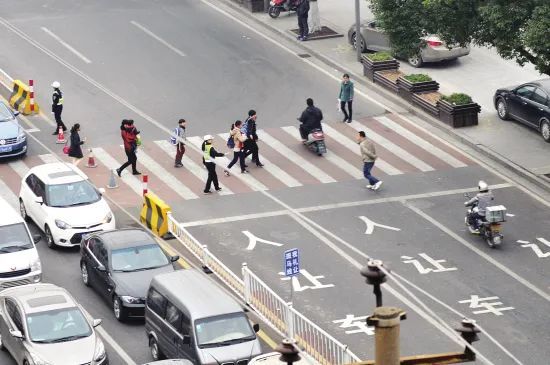 全國多地禮讓行人標準不一,究竟哪種更合理?_騰訊新聞