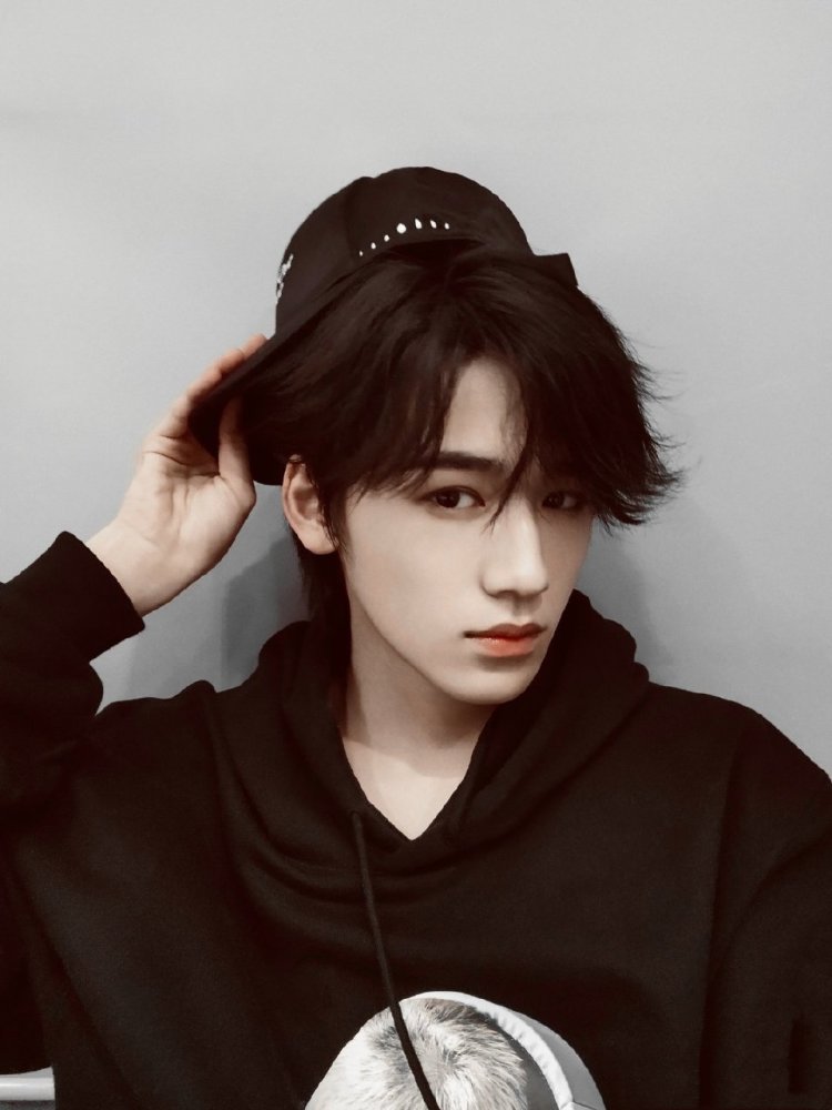 00后弟弟宋亚轩背景图