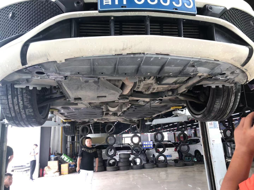 我们再来升底看一下,这台车的底盘是一点问题都没有,非常板正,而且它