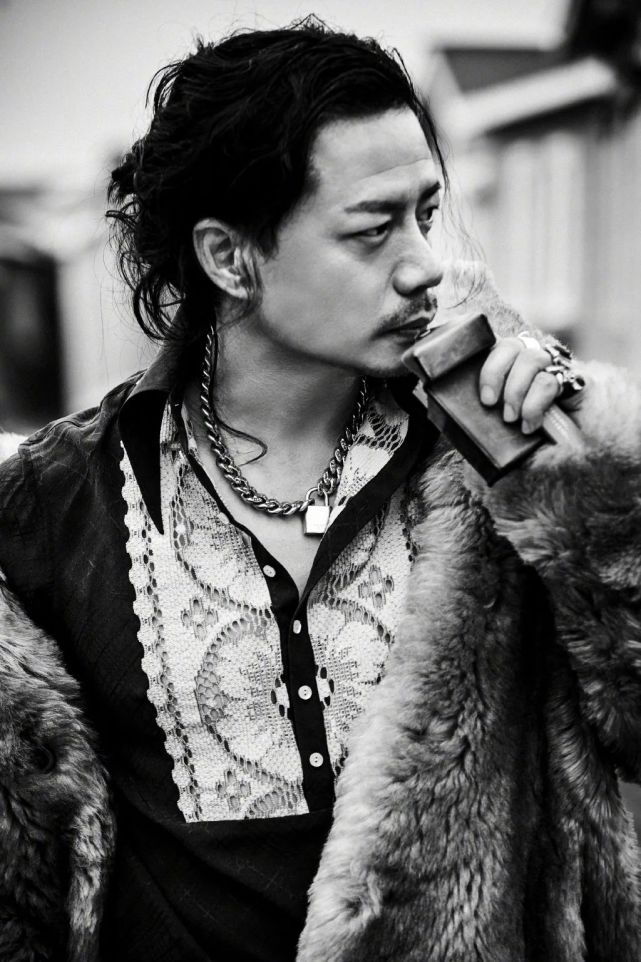 组图段奕宏男人风尚9月刊封面大片初秋演绎硬汉风采