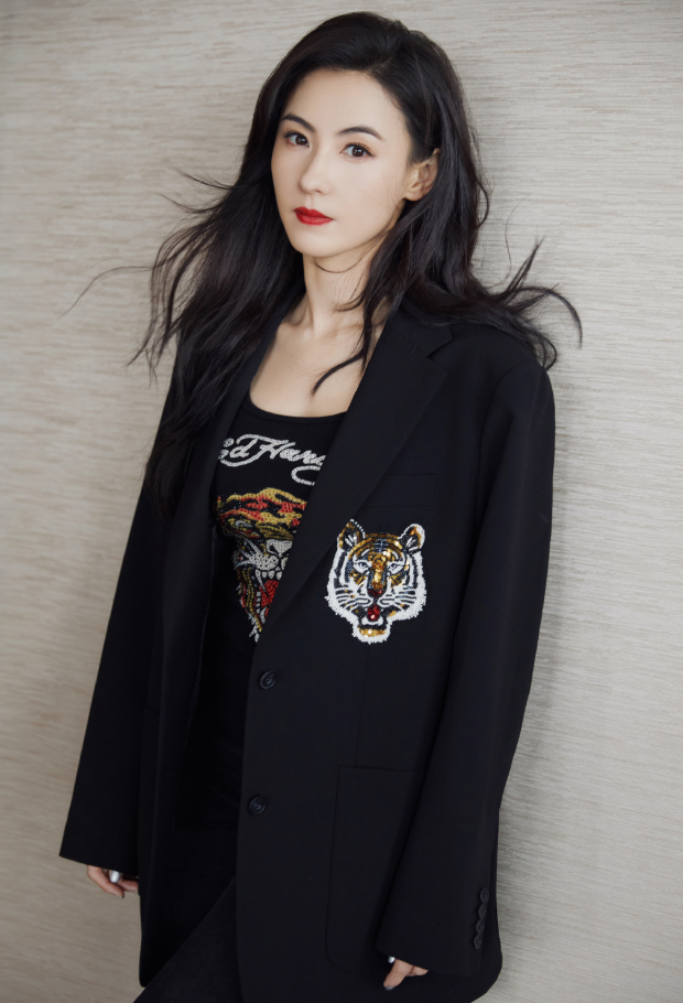 张柏芝换发型变"央视脸"