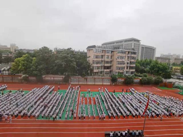 大会伊始,曹秋敏校长代表学校,对刚刚步入合肥西苑中学的七年级新同学