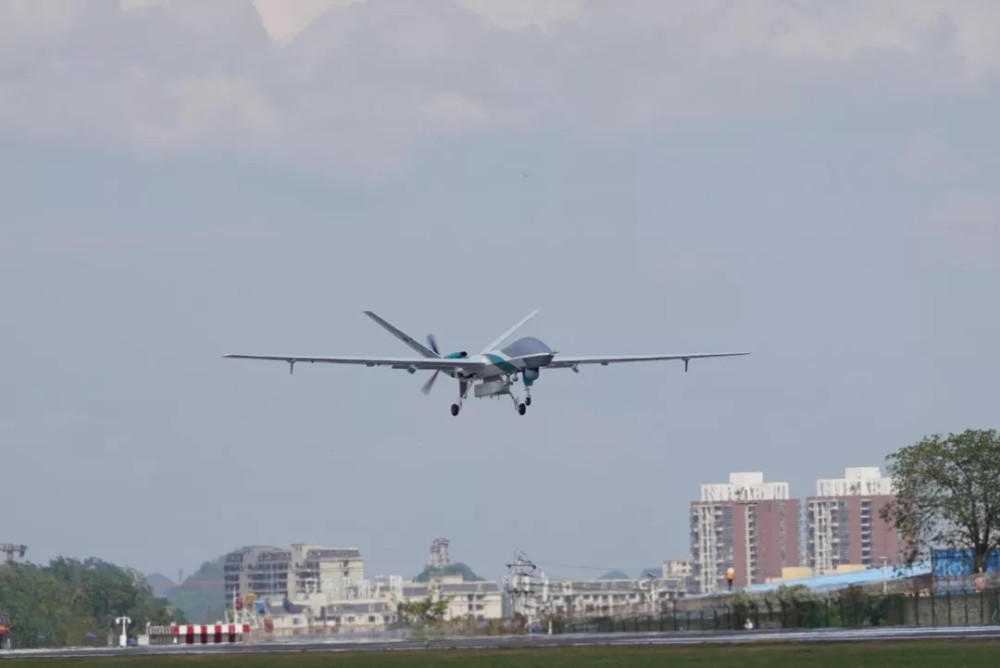 型无人机在完成救灾演习作业后,顺利在大侧风条件下降落贵州安顺机场