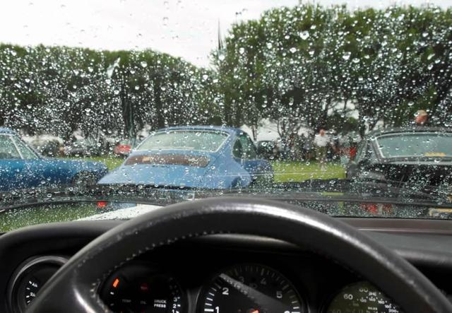 高速開車突遇大暴雨是停下來還是繼續開到底該怎麼辦