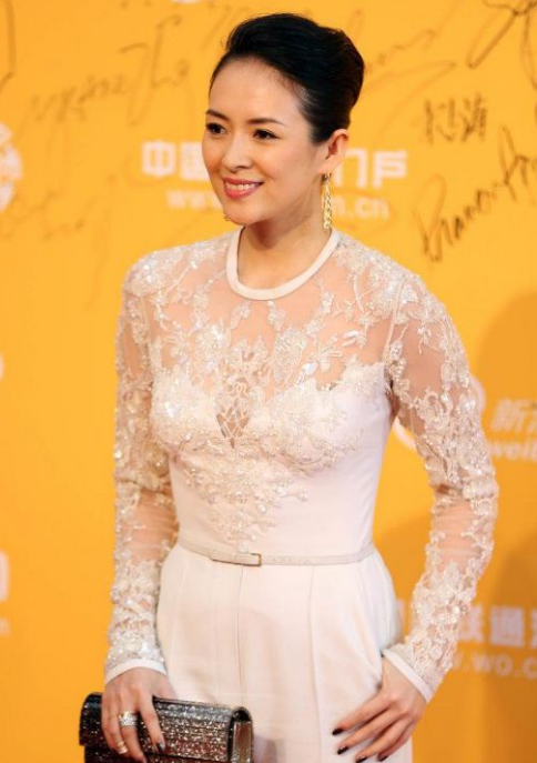 章子怡发福不自知,穿紧身蕾丝连体裤走红毯,硬是勒出壮硕感_腾讯新闻