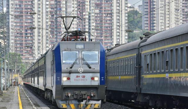 重庆最后的绿皮车停靠28个站点锅炉工烧煤供水票价低到2元