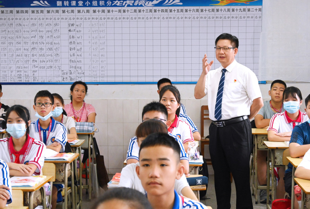 治校观察石龙三中从薄弱学校到首批品牌学校的关键密码