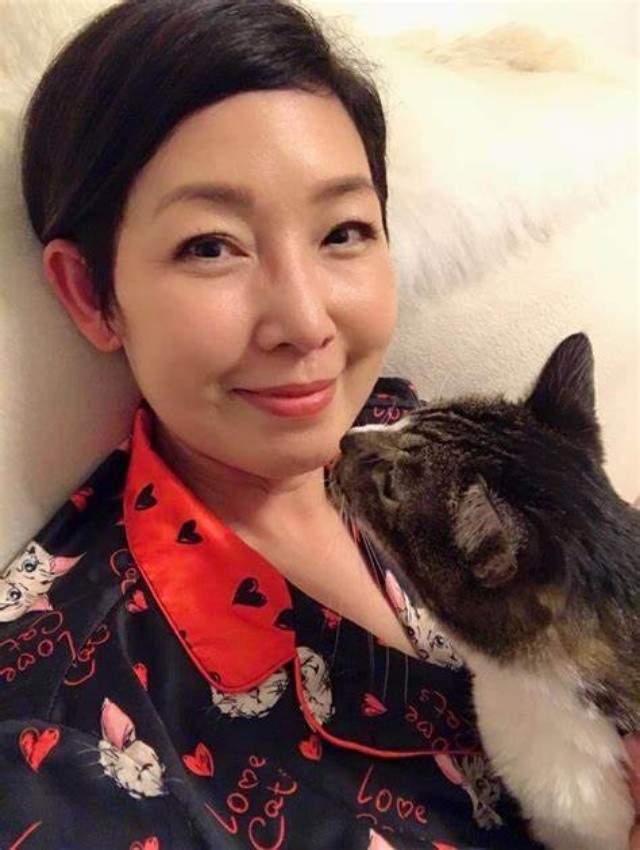 赌王内侄女为爱猫办丧礼，前任不避嫌出席，九年情断转身娶失婚女