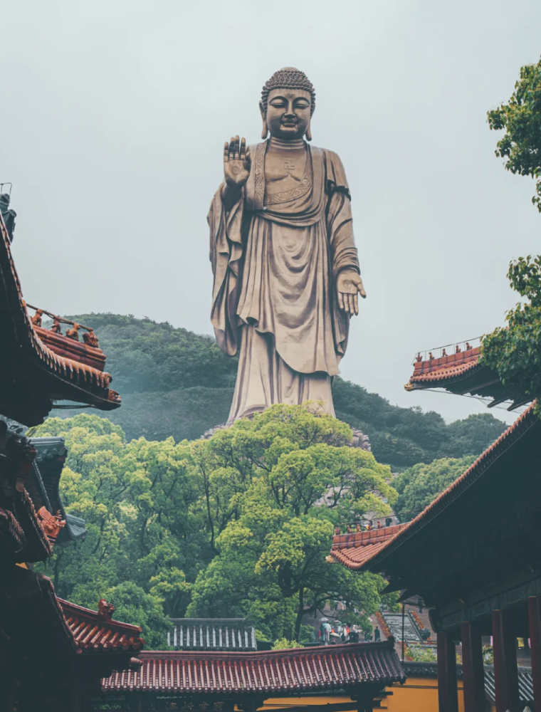 这里是唯一展示释迦牟尼佛教成就的地方,慢慢走上灵山,一尊巨大的佛像