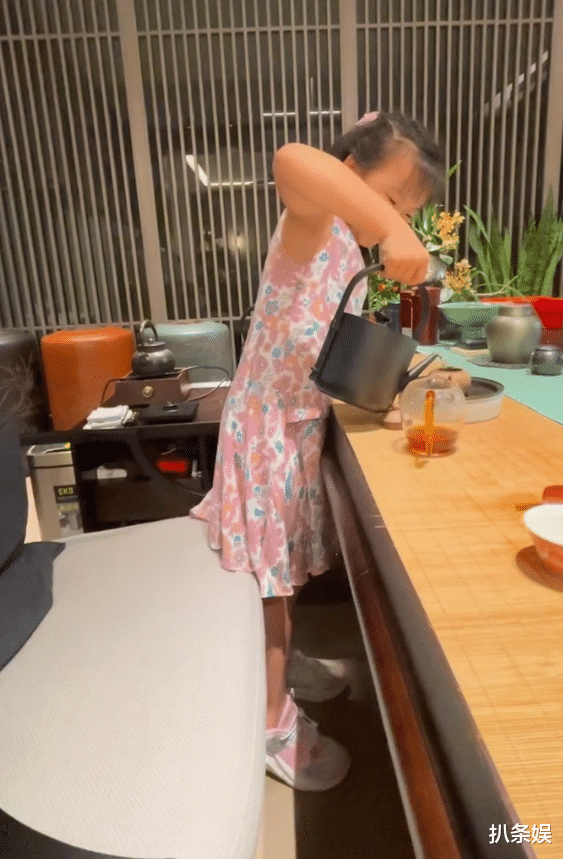 岳云鹏小女儿近照曝光,表演大提琴古灵精怪,和姐姐像极双胞胎