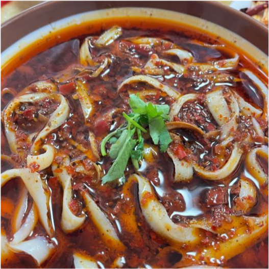 大连小巷子里的老店,辣汤刀削面16元一碗,当地人吃的只是情怀