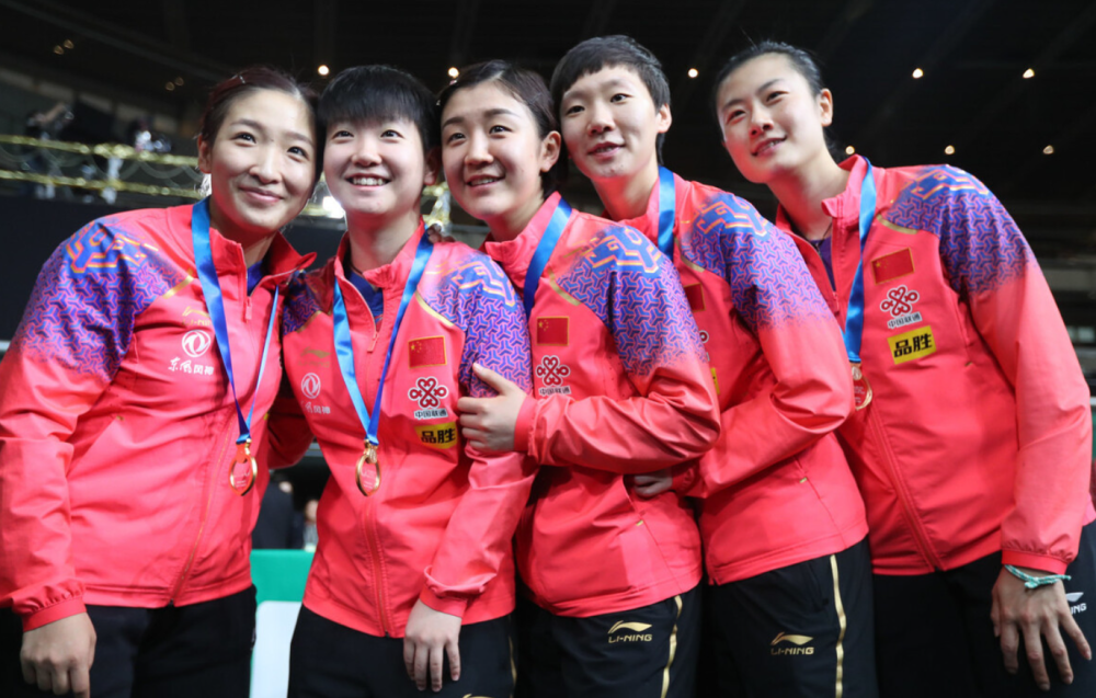 樊振东刘诗雯振臂笑开花,三组同款动作呆萌,樊振东外号令人意外