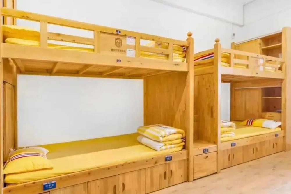 走读生午休也有免费床位新川外国语学校:学校中学部的同学们由于是