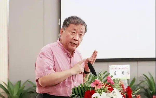 吴非要有自己的想法和学生谈作文