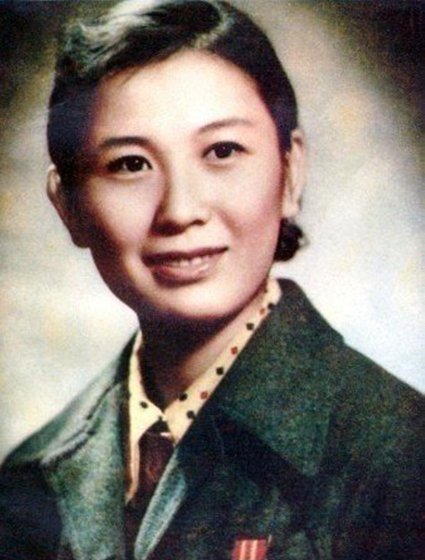 "黄梅皇后"严凤英:15岁唱戏险被沉塘,38岁自杀后10年才下葬