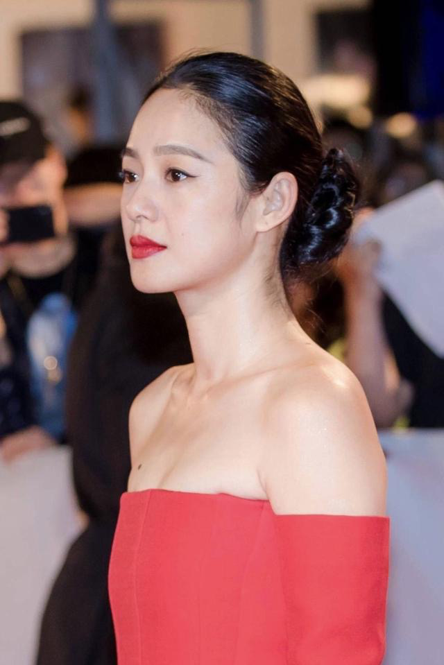 姜文老婆周韵,42岁越来越有气质,身材依旧苗条,保养离不开运动