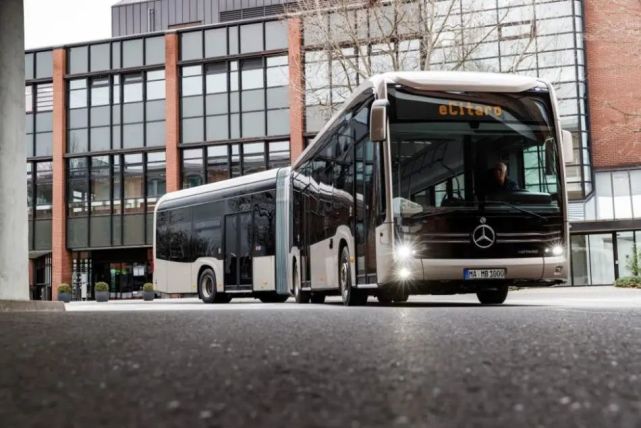 鉸接式公交車(articulated bus),通常指擁有兩節單層車廂的大載客量