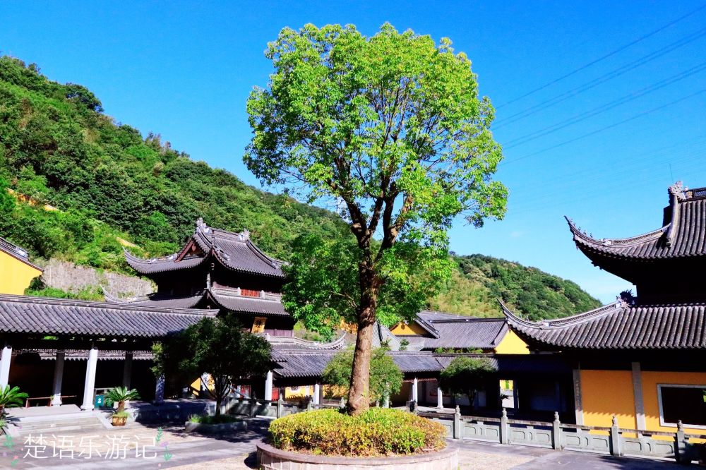 寧波市這處歷史遺址並非平地,而是一座輝煌的寺院,周邊風景優美