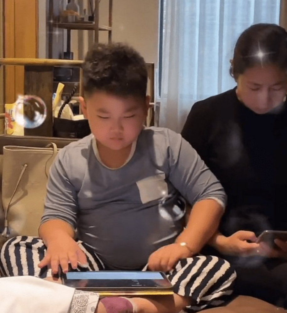 郭德纲6岁小儿子近照换发型,啤酒肚抢镜,低头痴迷玩平板坐姿豪放_腾讯