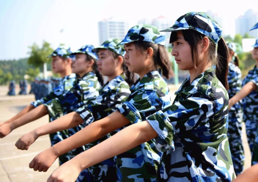 四川一中学军训汇演突降大雨,全场师生无一人离场,少年强则国强